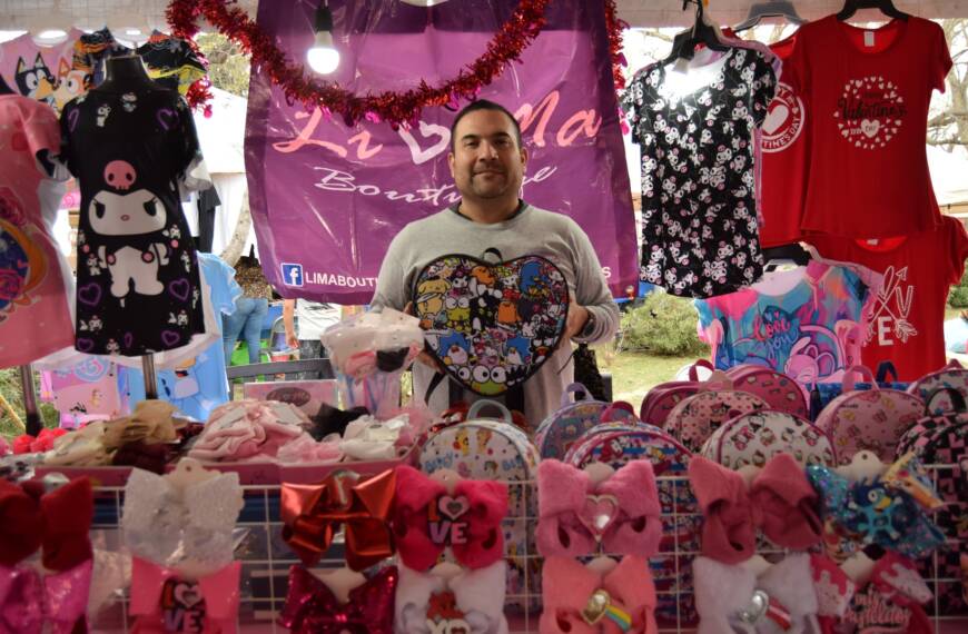 Disfrutan neolaredenses en plaza Zaragoza el bazar UNE edición San Valentín