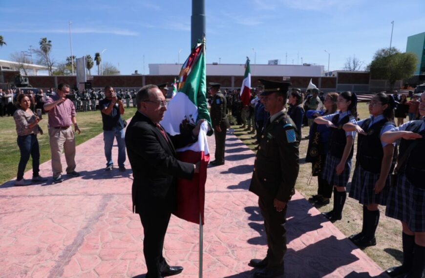 Conmemoran autoridades y escuelas de Nuevo Laredo el Día de la Bandera