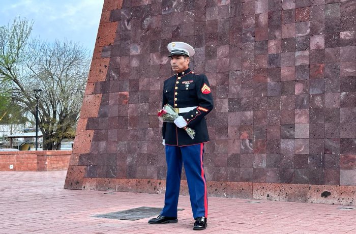 Marine Enamorado se instala en el Monumento a Los Fundadores; última vez que espera a su amada