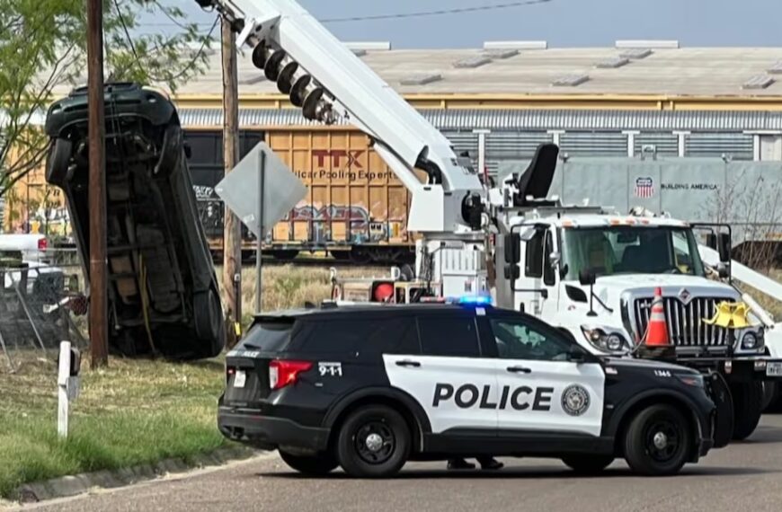Auto choca contra un poste de luz y deja sin electricidad a residentes del oeste de Laredo