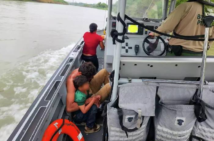 Rescatan a familia que estaba a punto de morir ahogada en el río Bravo