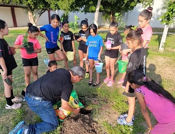 Jóvenes deportistas plantan vida en la Unidad Deportiva Benito Juárez