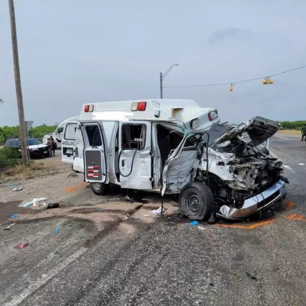 Accidente de ambulancia deja dos personas con lesiones al norte de Laredo