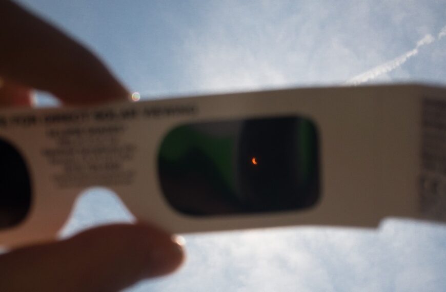 Recomiendan observar de manera segura el eclipse solar y no excederse de 30 segundos
