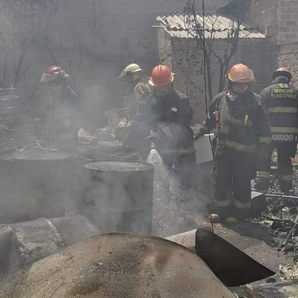 Fuerte incendio se registra cerca de Lázaro Cárdenas
