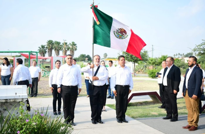 Rinden homenaje a los profesores de Nuevo Laredo en la Plaza del Maestro