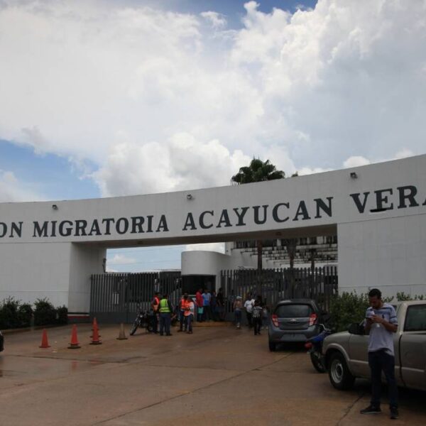 Rescatan a 407 migrantes abandonados en autobuses de turismo en Jáltipan