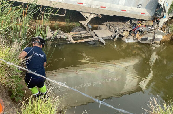 Muere trailero en la Autopista Monterrey-Nuevo Laredo tras perder el control de la unidad