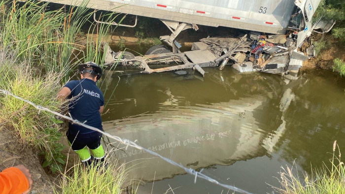 Muere trailero en la Autopista Monterrey-Nuevo Laredo tras perder el control de la unidad