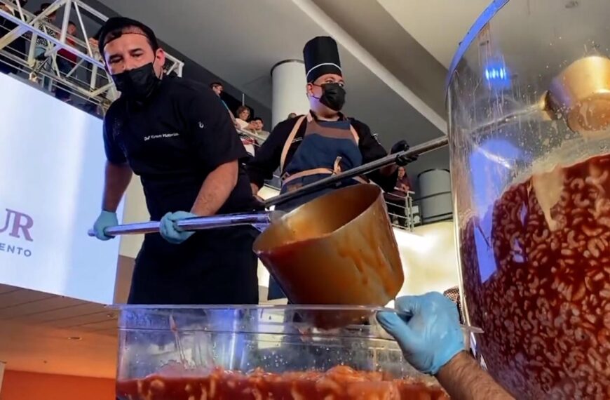 Mira el cóctel de camarón más grande del mundo que prepararon en México