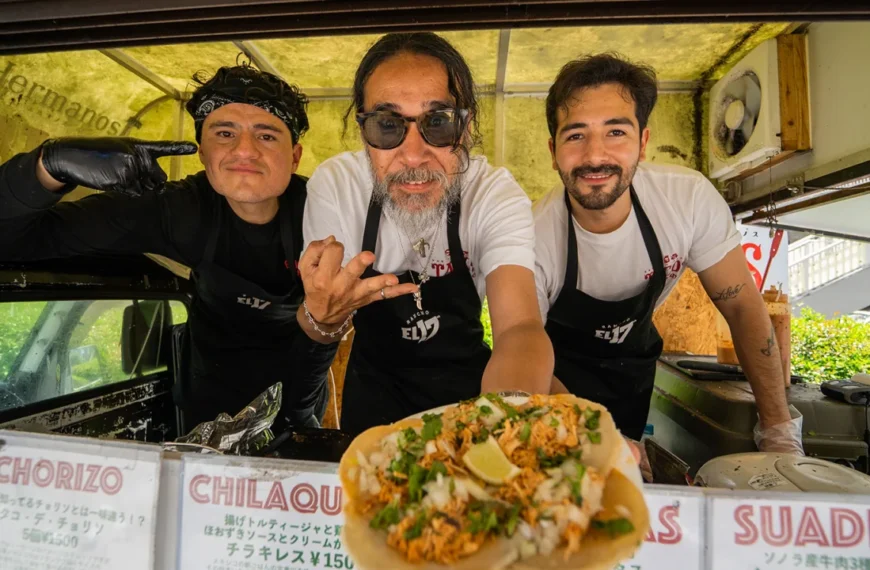 Dejó Japón y aprendió a hacer tacos en México. Ahora es dueño del camión de tacos más popular de Tokio