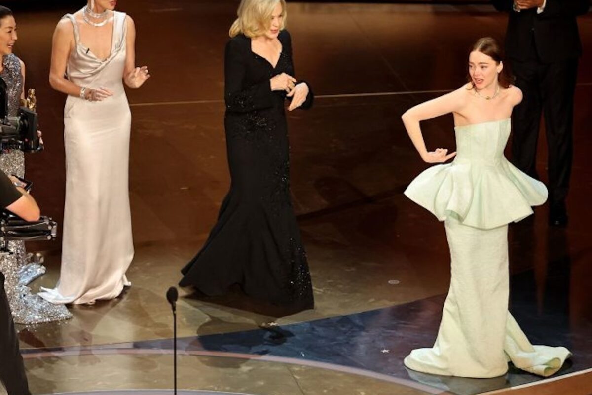 “Mi vestido está roto”: Emma Stone tuvo que lidiar con su vestuario al recoger el Oscar a Mejor actriz