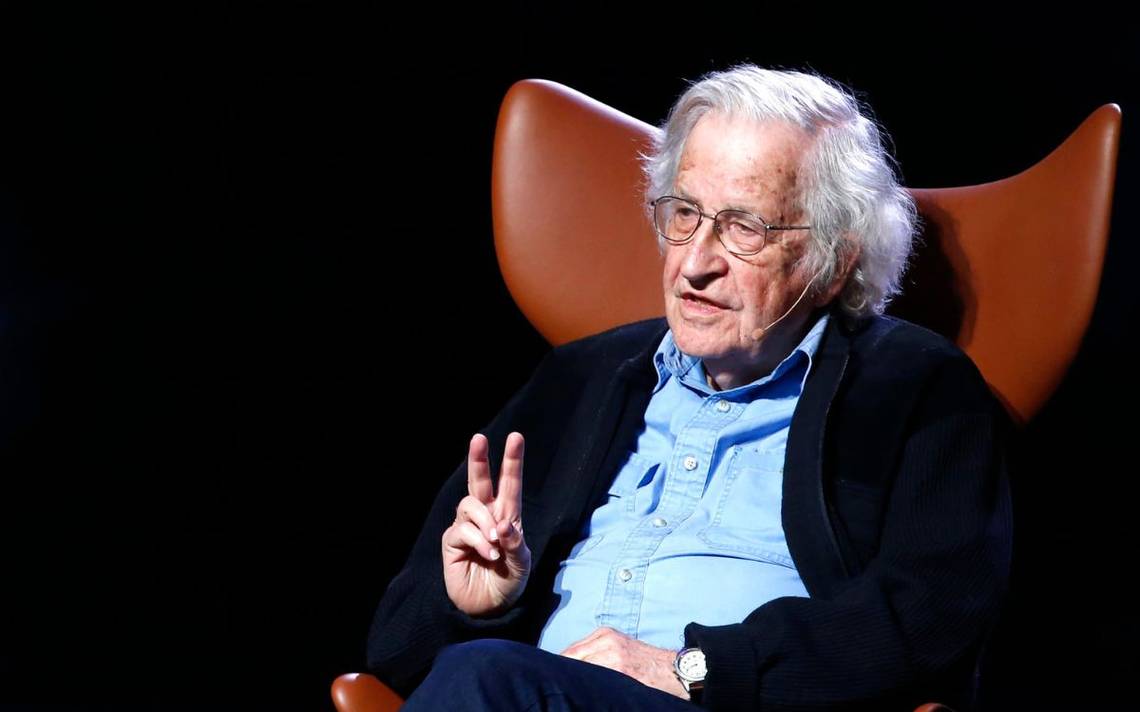 Noam Chomsky deja el hospital de Brasil donde lo trataban tras rumores de su muerte