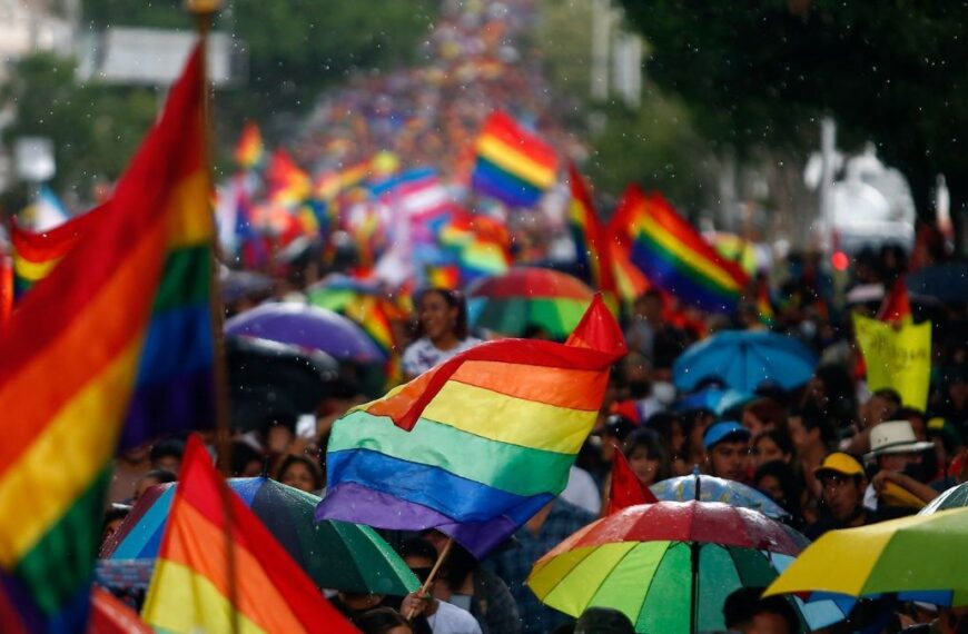 Marcha del orgullo LGBT+ 2024: ¿Qué calles y estaciones del Metrobús están cerradas hoy en CDMX?
