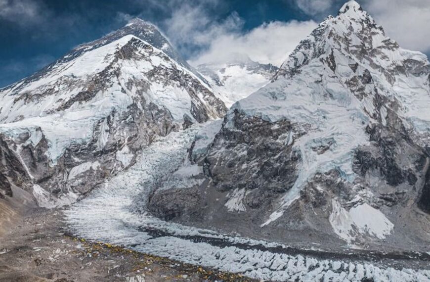 Un alpinista nepalí y uno británico vuelven a batir sus propios récords al ascender con éxito al Everest