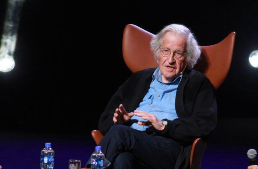 Desmienten muerte de Noam Chomsky, ¿quién es el filósofo crítico de la desinformación?