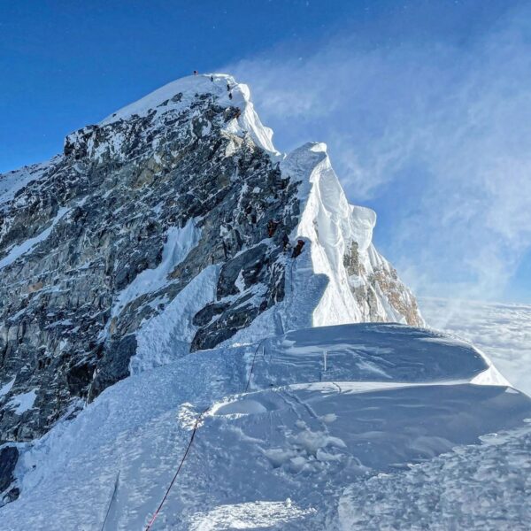 Muchos cadáveres quedan abandonados en el monte Everest, entonces ¿por qué cientos de escaladores se dirigen a la “zona de la muerte” esta primavera?