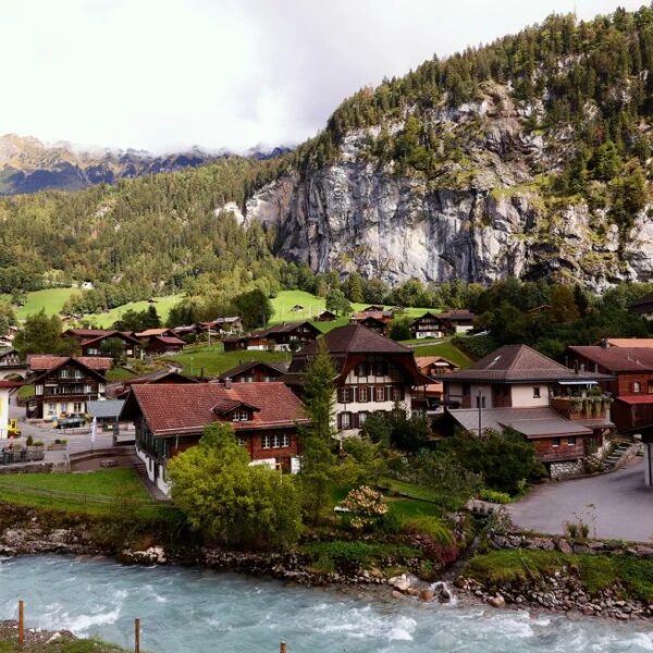 Pueblo suizo abrumado por turistas quiere cobrar la entrada a los visitantes