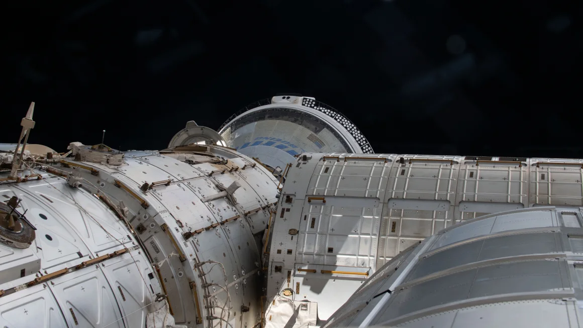 El regreso de los astronautas se retrasa nuevamente mientras Boeing y la NASA intentan aprender más sobre los problemas con las naves espaciales