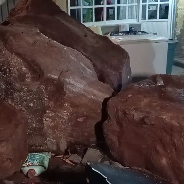 ¡Qué susto! Caen enormes rocas en patios de viviendas en Tlalnepantla, Edomex