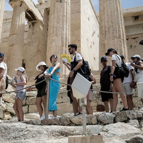 Grecia cierra la Acrópolis para proteger a los turistas del calor abrasador