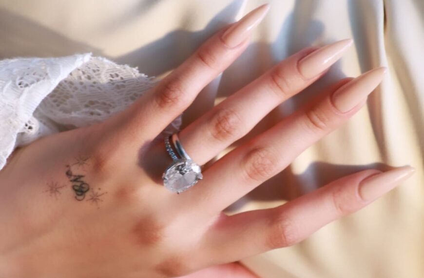 Ángela Aguilar presume su anillo de compromiso y critican el excesivo tamaño del diamante: FOTO
