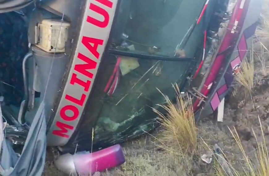 Al menos 23 muertos luego de que un autobús cayera a un barranco de más de 200 metros en Perú