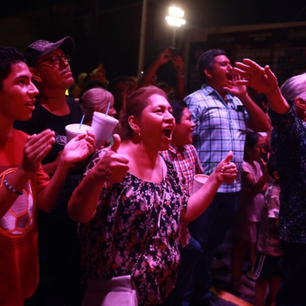 Celebran neolaredenses 176 aniversario con triunfo de tecos y verbena popular