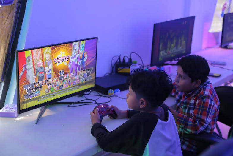 Disfrutan jóvenes neolaredenses tercera edición del “Gamer Fest”