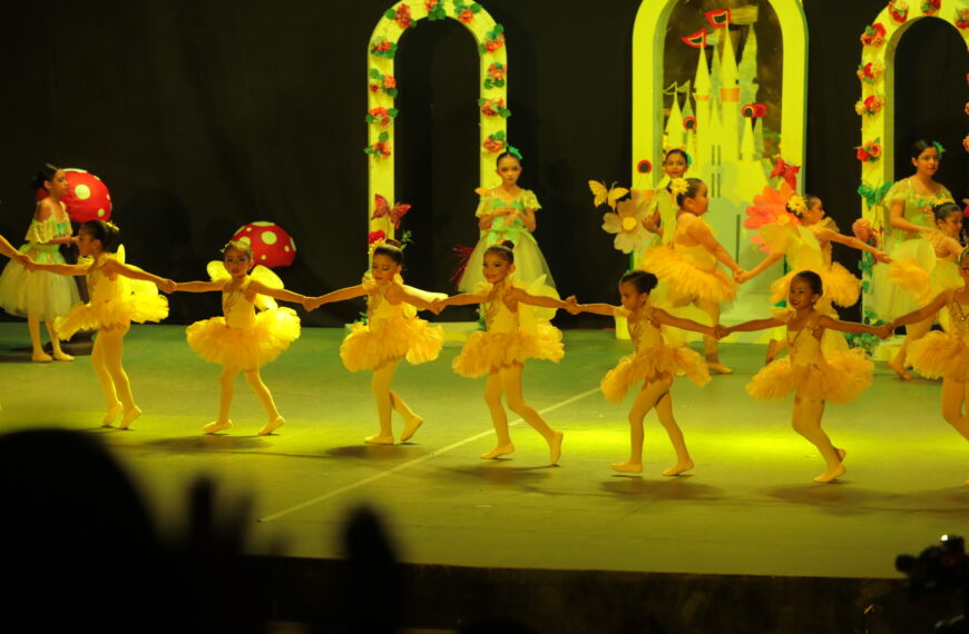 Presentan más de 200 alumnas de las Casas de la Cultura recital “Alicia en el país de las maravillas”