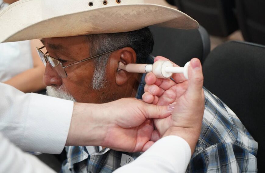 Se unen Sistema DIF e iniciativa privada en campaña de aparatos auditivos