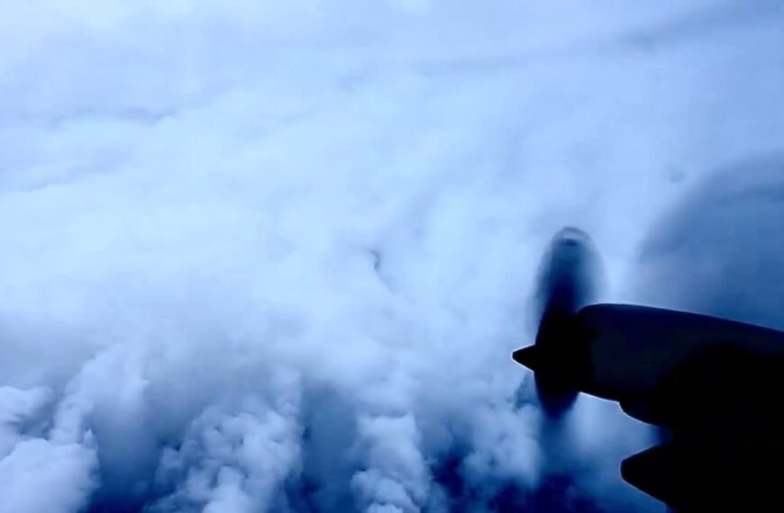 Un avión cazahuracanes graba al huracán Beryl por dentro