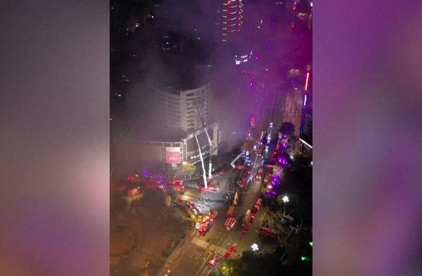 Impactante incendio en centro comercial deja 16 muertos en China