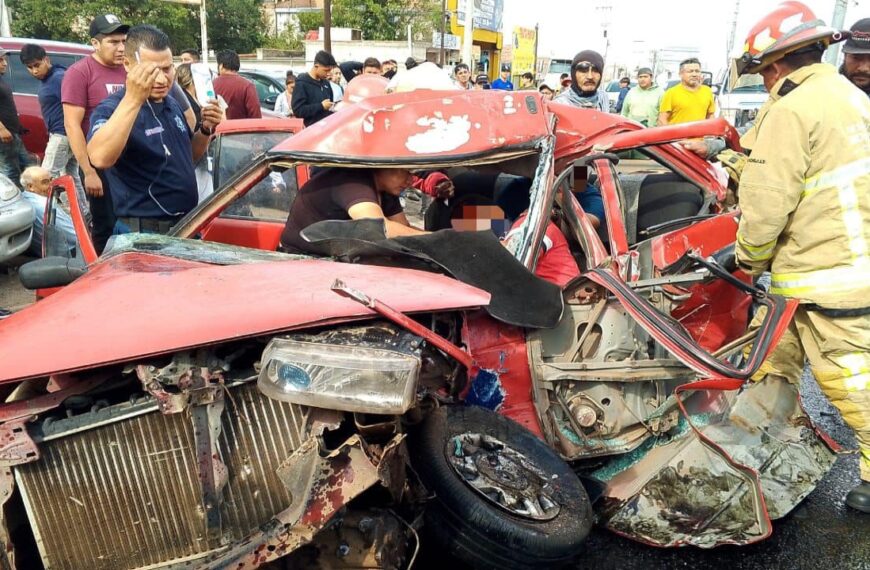 VIDEO: Accidente en “Bajada de la Muerte” deja un conductor prensado y 10 heridos en Tulancingo