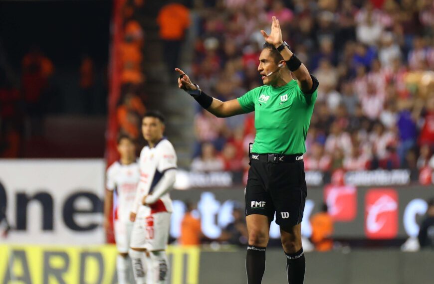 Revelan que árbitro que le anuló goles a Chivas es ahijado de Armando Archundia