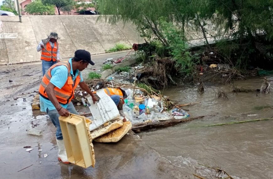 Llaman a no tirar basura en las calles para evitar inundaciones