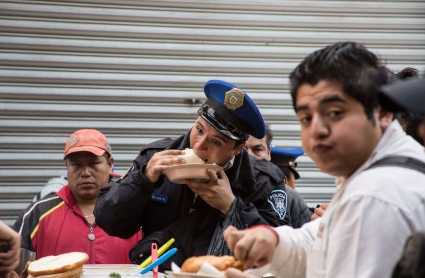 ¡De buen diente! Lo come un policía en México y cómo podría mejorar su dieta