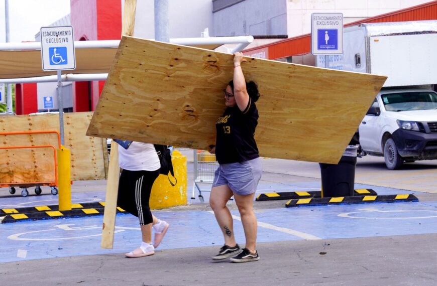 Mexicanos se ‘blinda’ ante llegada de huracán ‘Beryl’: ¿Qué medidas tomaron?
