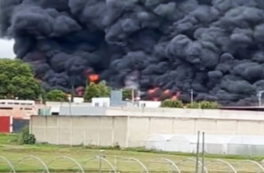 Se registra fuerte incendio en Puebla; autoridades evacuan a la población y cierran carretera federal