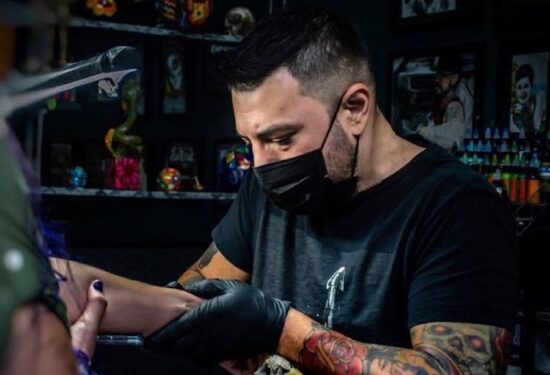El tatuador victorense que traspasó fronteras