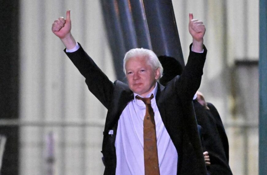 Simpatizantes de Julian Assange celebran su primer cumpleaños en libertad en Australia