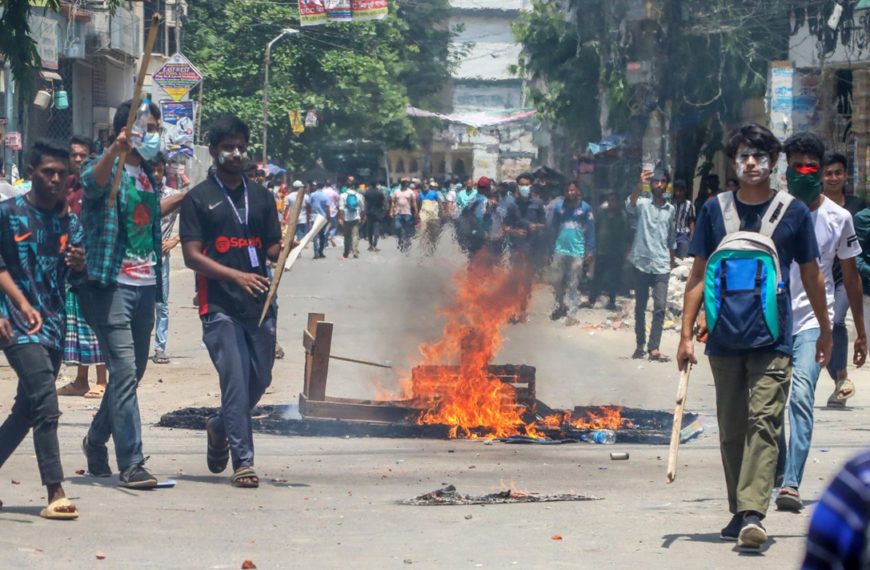 Estudiantes de Bangladesh rechazan negociar con el gobierno tras días de disturbios