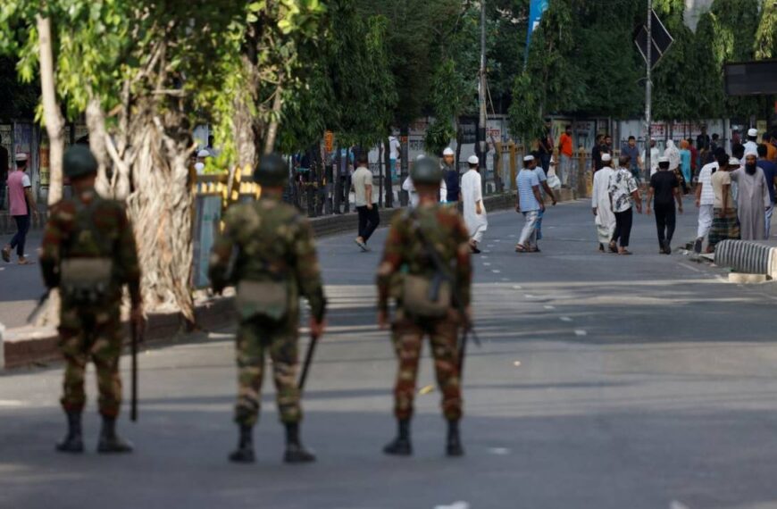 Bangladesh bloquea carreteras, el internet y despliega al ejército para frenar protestas