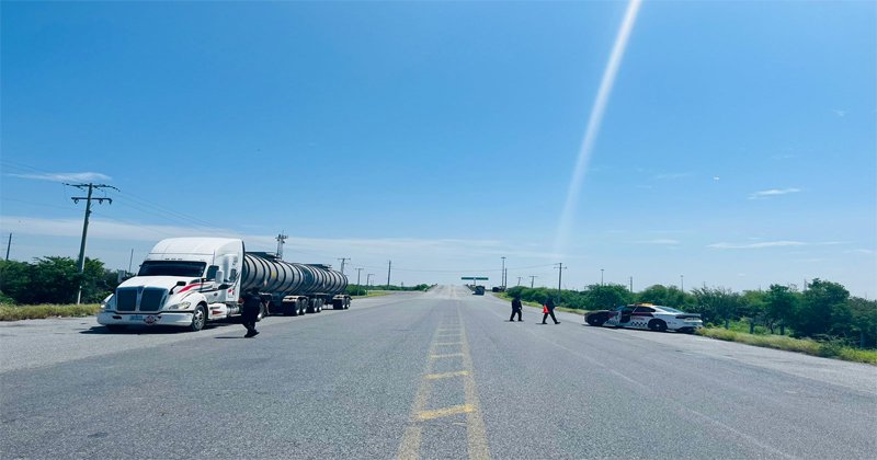 Asegura Tránsito Estatal trailer con hidrocarburo en la Rumbo Nuevo