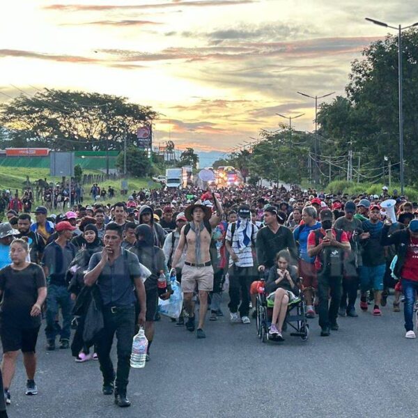 Caravana migrante, integrada por cerca de tres mil personas, sale de Tapachula