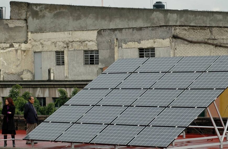 Economía pide a EU eliminar aranceles a paneles solares mexicanos