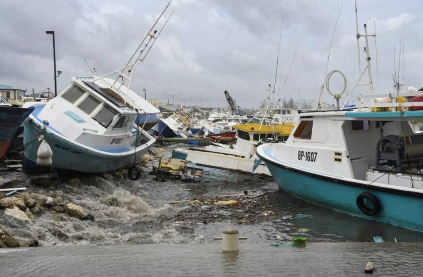 Beryl causa “daños y destrucción significativos” en Caribe, se dirige a Jamaica