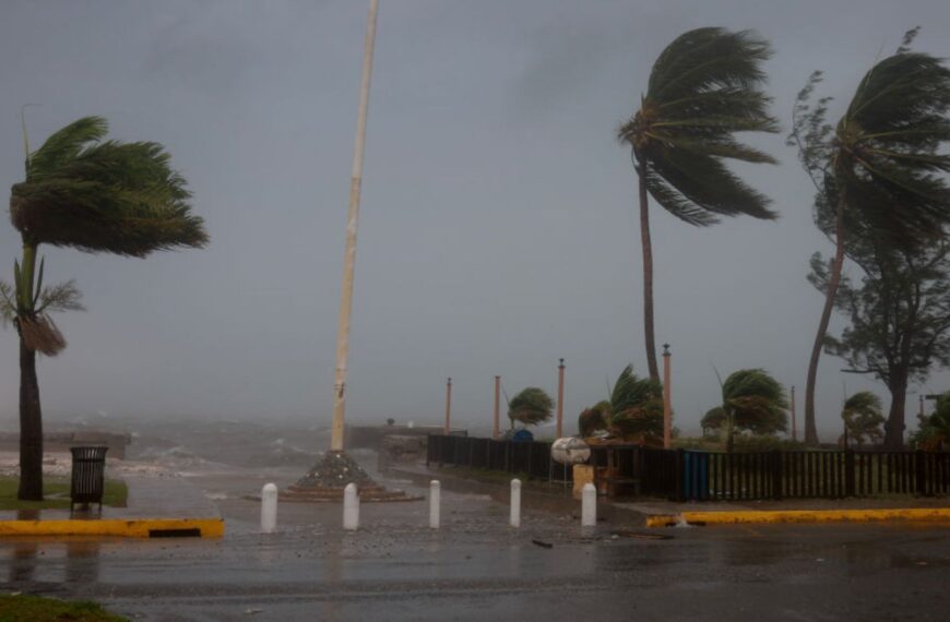 Beryl es cada vez más fuerte y podría tocar tierra en EE.UU. como huracán categoría 2, advierte el NHC