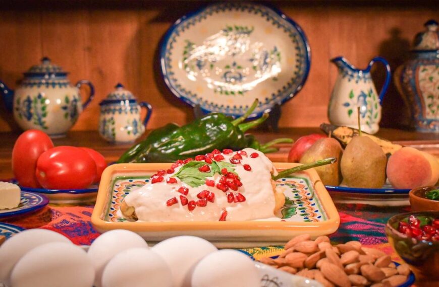 El Chile en Nogada va capeado y se come en Puebla