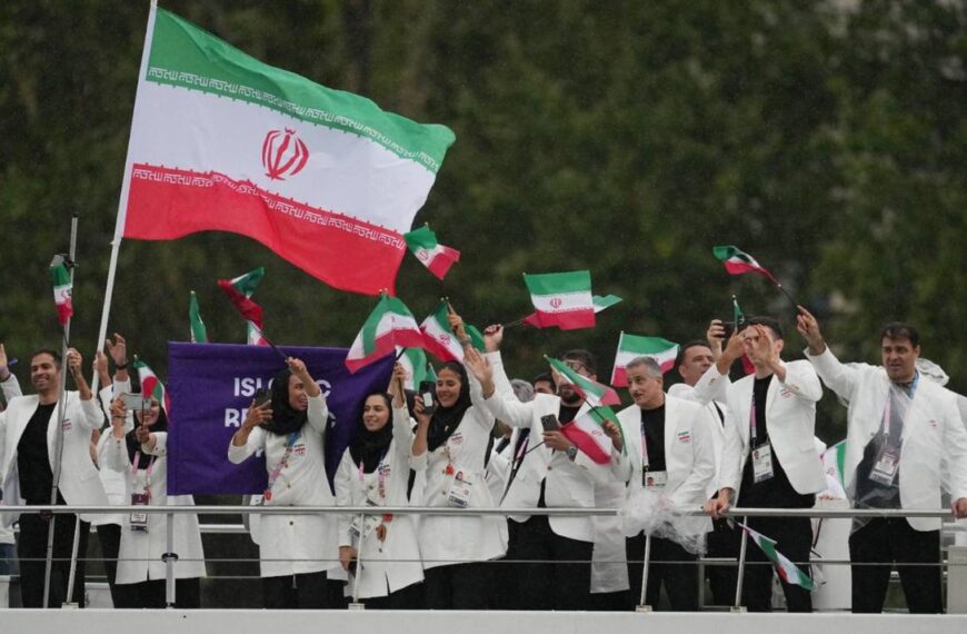 Delegación olímpica de Afganistán se presenta con bandera de la República en protesta contra el Talibán